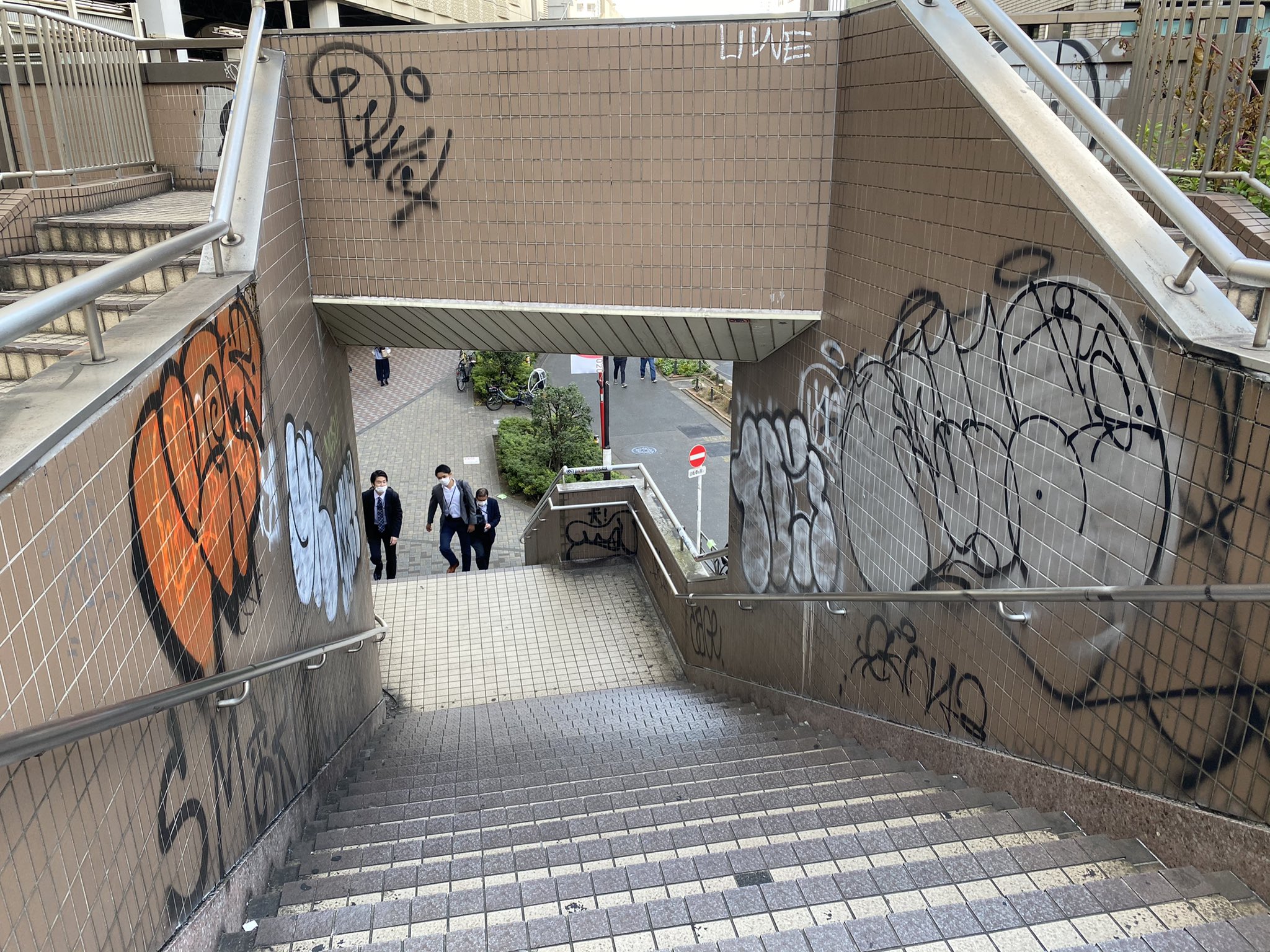 恵比寿新聞 誰かが所有する建物に描かれたグラフティは誰が消しているのか それは所有者です この間も個人宅の壁にグラフティ が描かれご年配の方が大変な思いをして消してらっしゃいました 渋谷はグラフティの聖地なんてサブカルチャー的に持て囃されてい