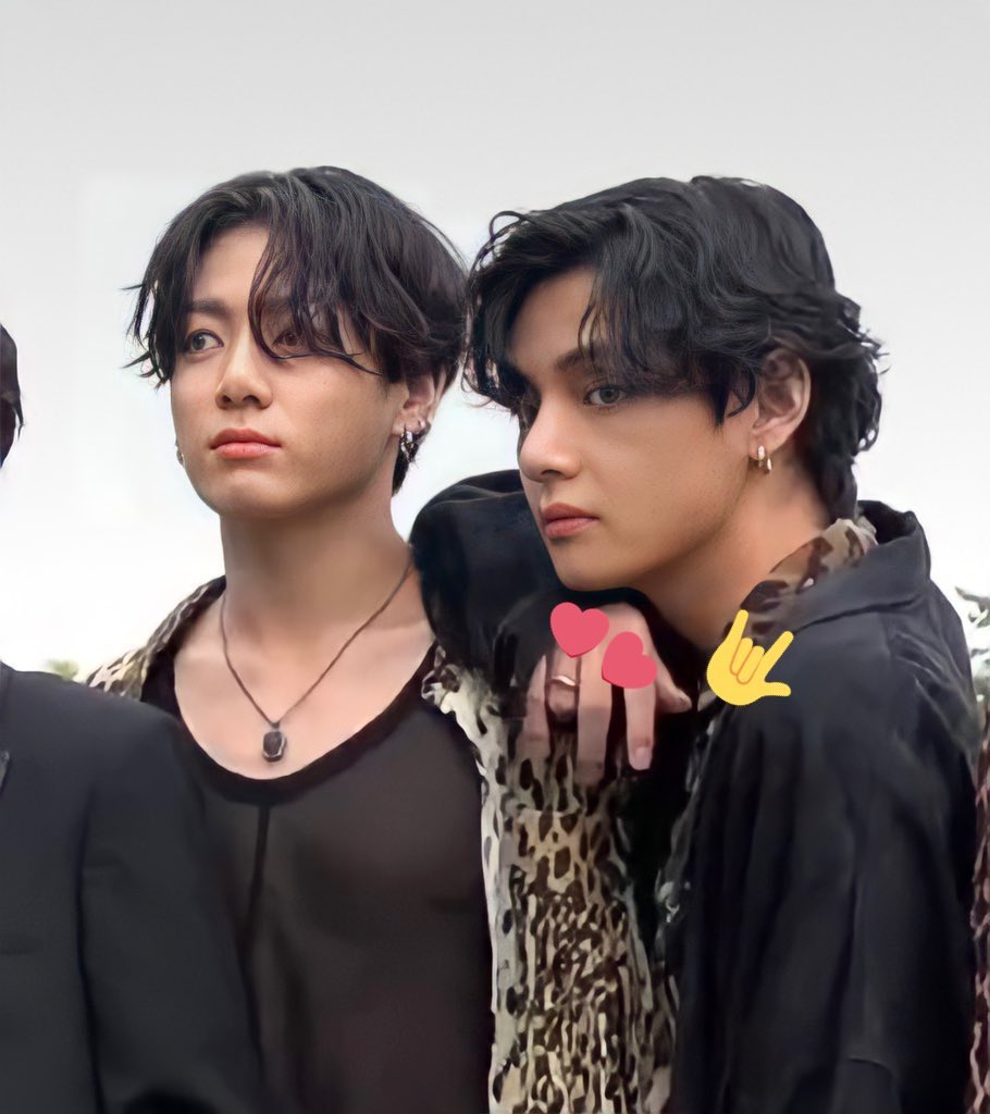 Are  #taekook wearing couples ring? Traditionally worn on the ring finger in S.Korea it’s a sign of love & commitment. The one in the index finger means friendship. Both Tae and JK wore it on the same ring finger in the last photoshoots: the right hand 