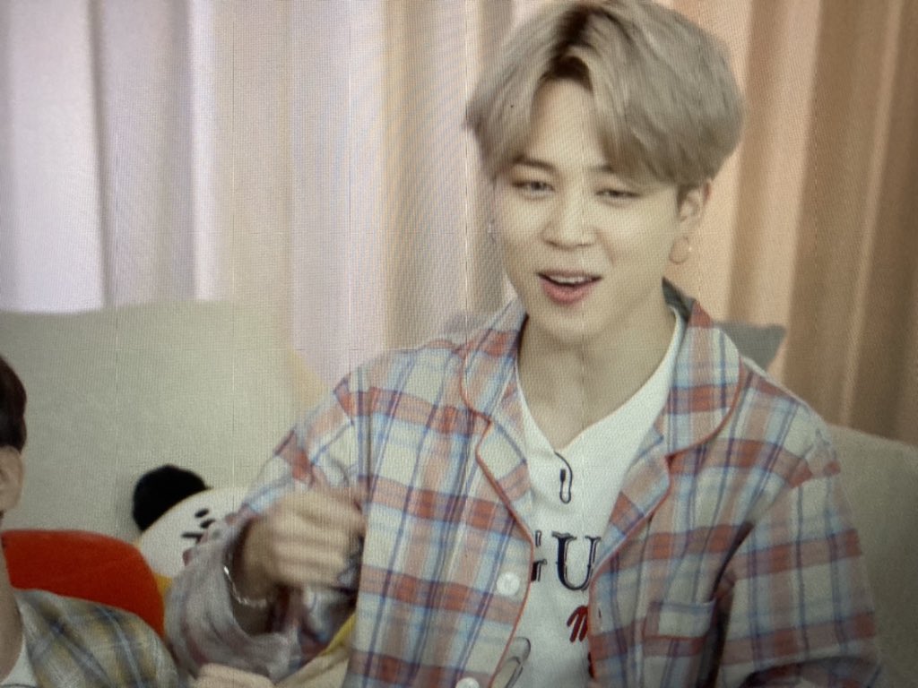 The cameraman in the LGO VLive!  @shhh_kiki pointed it out. When Blue and Grey started playing, JK was on focus first. When Stay started to be played, Tae, was 1st in the shot alone. When Telepathy started playing, guess who was on the shot by h/self?  He deserves a payrise 