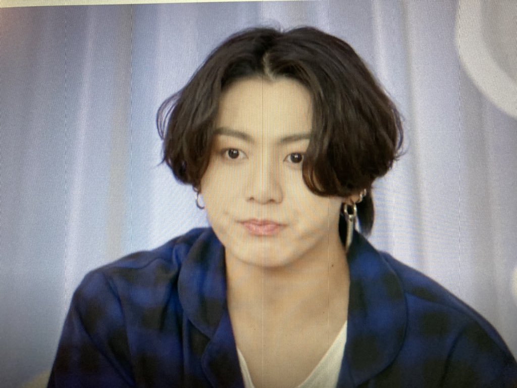 The cameraman in the LGO VLive!  @shhh_kiki pointed it out. When Blue and Grey started playing, JK was on focus first. When Stay started to be played, Tae, was 1st in the shot alone. When Telepathy started playing, guess who was on the shot by h/self?  He deserves a payrise 