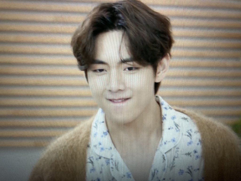 The cameraman in the LGO VLive!  @shhh_kiki pointed it out. When Blue and Grey started playing, JK was on focus first. When Stay started to be played, Tae, was 1st in the shot alone. When Telepathy started playing, guess who was on the shot by h/self?  He deserves a payrise 