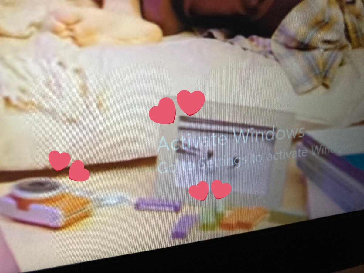 Brown camera, picture frame with a pic of 2 guys in a swimming pool, the jenga pieces (purple, green and orange)... who has a purple, green and orange mic?  @shhh_kiki this is the most interesting “rincón” of the room, no? 