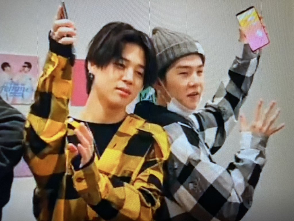 When I saw his checked shirt today, the first thing that came to mind was that funny vlive w/ Jin, Jimin and Suga ... Take your own conclusions. Cómo se te queda el cuerpo,  @shhh_kiki ?