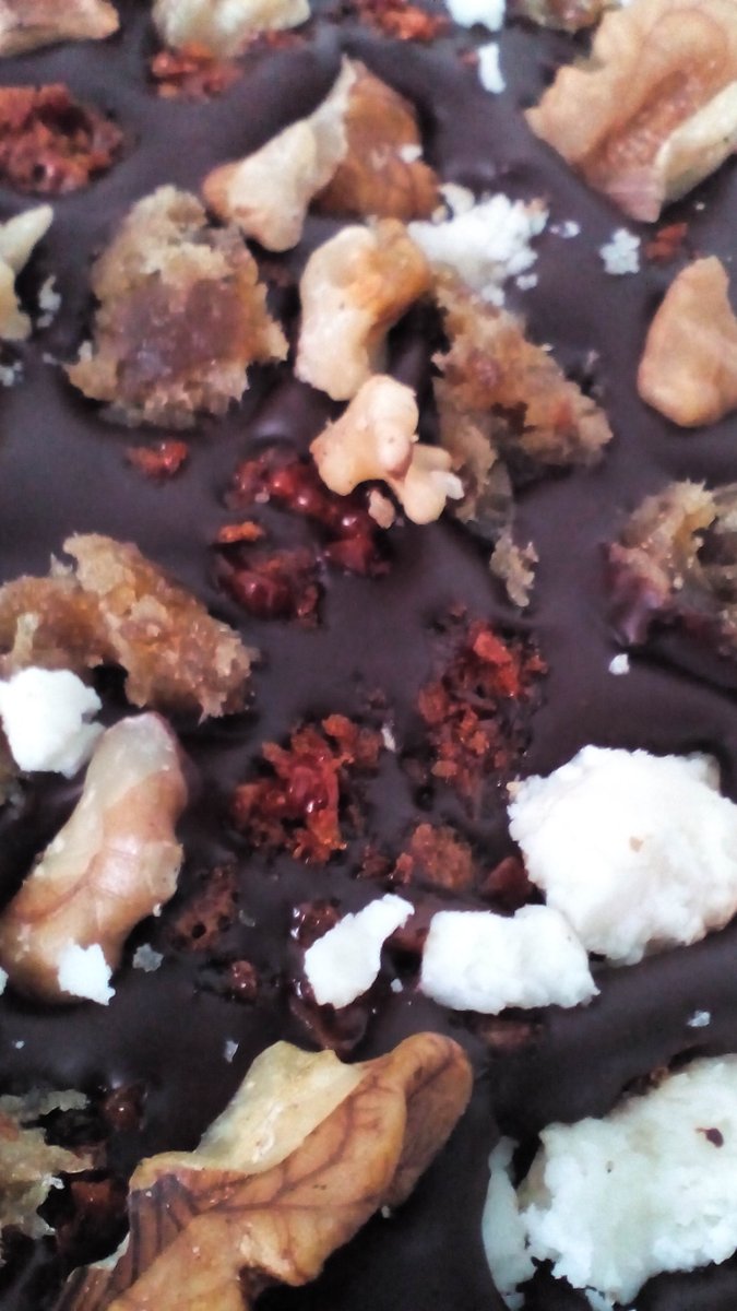 CacaoDLosDioses's tweet photo. Más búsqueda de mejores experiencias sensoriales para disfrutar el cacao al máximo: #Chocolate con nueces, naranja y queso madurado, infinitamente delicioso!
#cacaovenezolano #cacaovzla #cocoa #chocolates #chocolatier #megustaelchocolate #amoelchocolate #bartobar #chocoadict https://t.co/RRhvwYYhIe