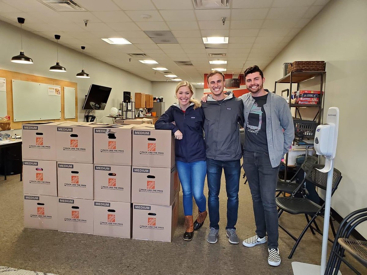 Thank you to the young adult ministry from Mt. Carmel Christian Church for donating amazing food boxes for our ladies for Thanksgiving! What a lavish gift for our friends! ❤ 
#scarlethope #thanksgiving #outreach