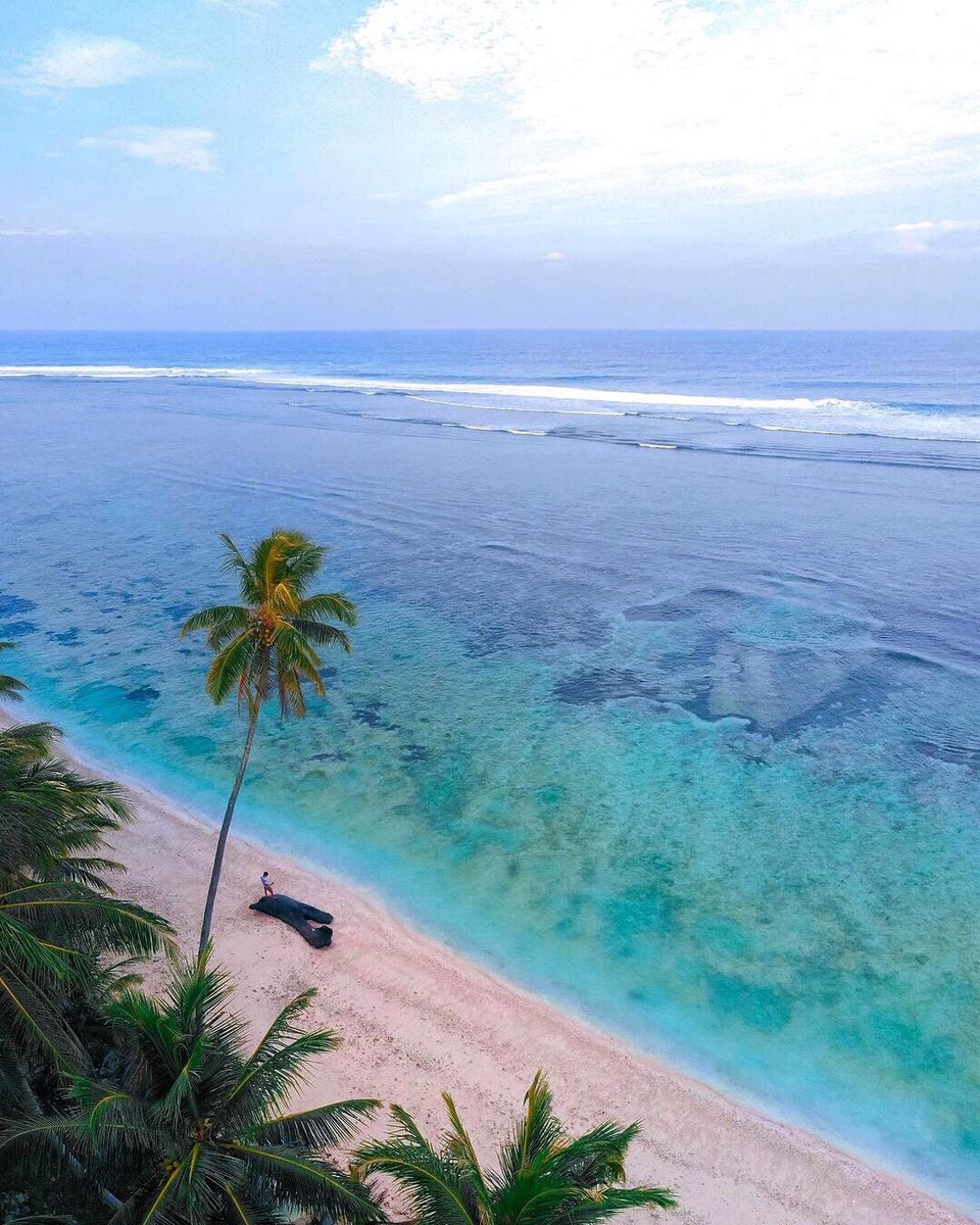 Pantai Tanjung Setia di Pesisir Barat, Lampung. Luar biasa indah! 😍
.
(Sc: nauvalmega di Instagram)