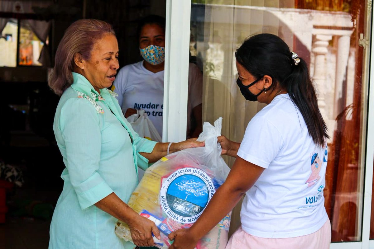 FIMLM's tweet photo. Hasta #Providencia llegó la mano amiga de la Dra. @MLPiraquive con sus #VoluntariosDeCorazón entregando alimentos no perecederos, ropa, kits de aseo y elementos para el bienestar de los habitantes de esta Isla que fueron afectados por el #HuracánIota • https://t.co/mZ7buB6X57 https://t.co/1eqXmUxi3R
