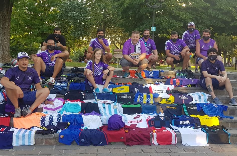 SARAVIAFERNANDO's tweet photo. Seguimos colaborando...
#enpatano
#todospuedenjugar
#seleccionadodefutbolciudaddecampana

La educacion,el deporte y lo social...es el camino. https://t.co/qV4VsiLqjS