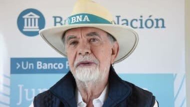 TodoNegativo's tweet photo. En 2019 Vicentín abrió 3 offshore en Uruguay, se convirtió en la mayor exportadora argentina y la 6ta empresa que más facturó. Mientras tanto, González Fraga le daba préstamos irregulares. Ahora se declara en cesación de pagos y no devuelve $18.000 millones #VicentinLaGranEstafa https://t.co/LZKz686t8N