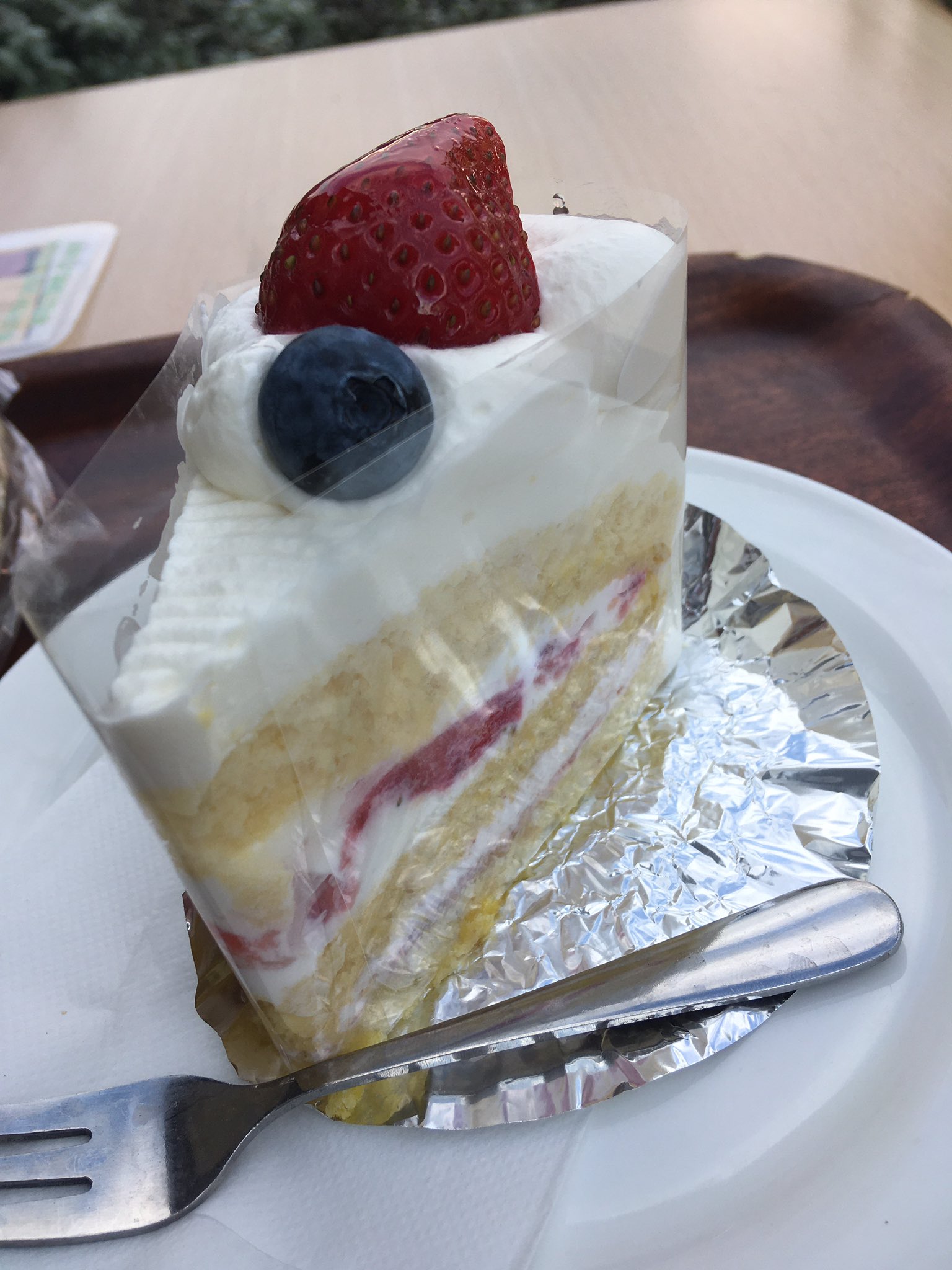 樺が彼女とﾖｰｿﾛｰ ショートケーキ逃避行 21 ポアール イチゴショート540円 帝塚山のオシャレケーキ屋 クリームのコクが凄い濃い スポンジは硬めあっさりやけどクリームと一緒に食べると風味しっかり感じる不思議 そこに苺の酸味でめっちゃ美味しい いい