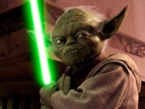 Primero los hechos: la especie de Yoda es muy rara en la galaxia y únicamente tenemos la aparición confirmada de tres especímenes en el canon actual: Una maestra Jedi miembro del consejo, llamada Yaddle que solo aparece en el Ep. 1, el mismo Yoda, y El Niño.