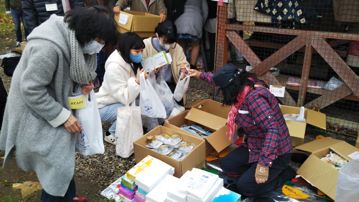 AndUProject's tweet photo. 学生 に 食べ物 の 支援 を しました！
こういう 時 だからこそ 助け合い を 大切 に したい ですね。 https://t.co/LoQqFkDBXU