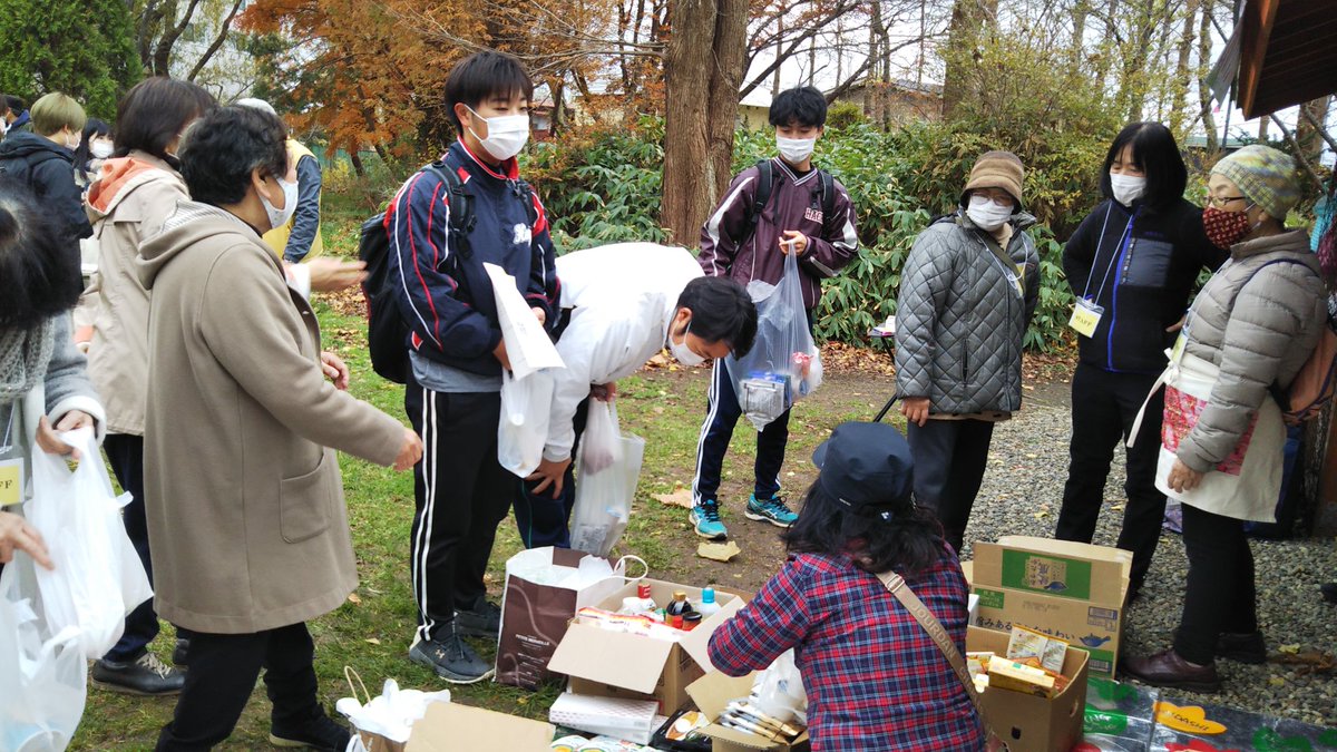 AndUProject's tweet photo. 学生 に 食べ物 の 支援 を しました！
こういう 時 だからこそ 助け合い を 大切 に したい ですね。 https://t.co/LoQqFkDBXU
