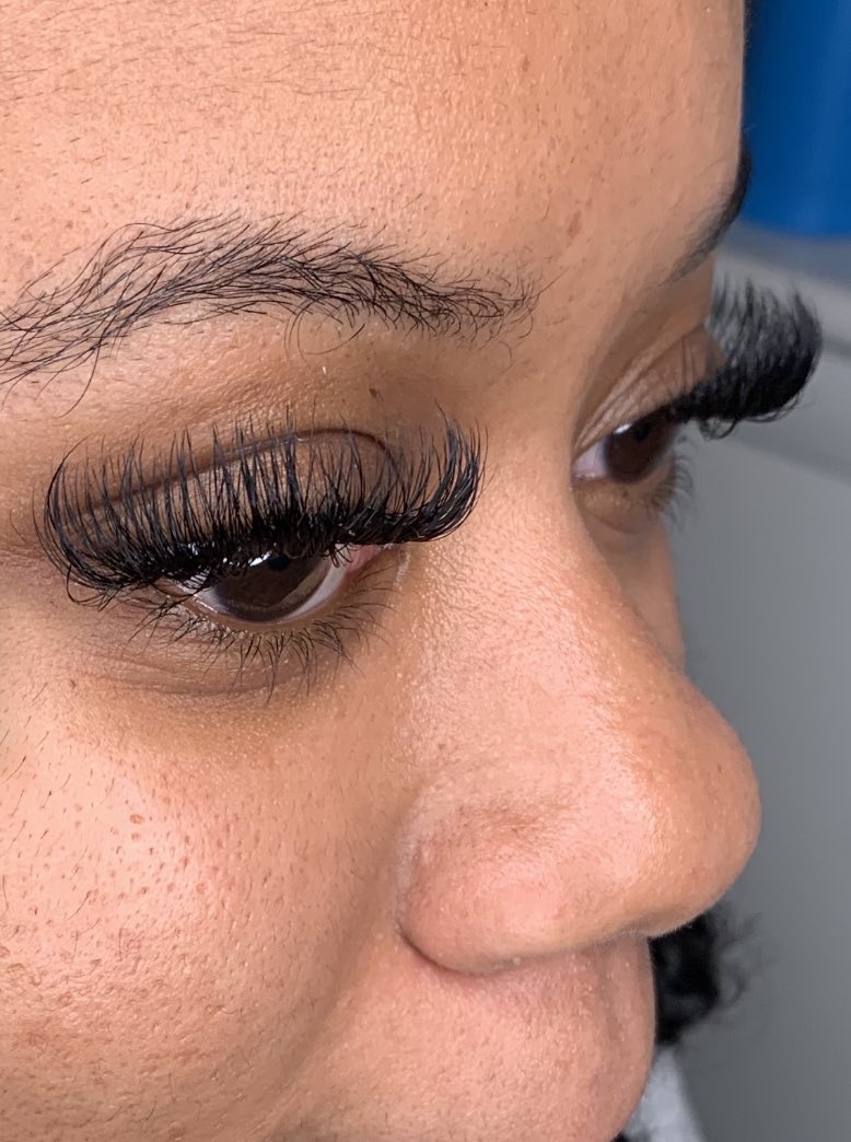 hi guys !! i’m in aspiring lash tech in the baltimore area , a simple rt could go a long way 😘 come get lashed by Lanae ! 💕