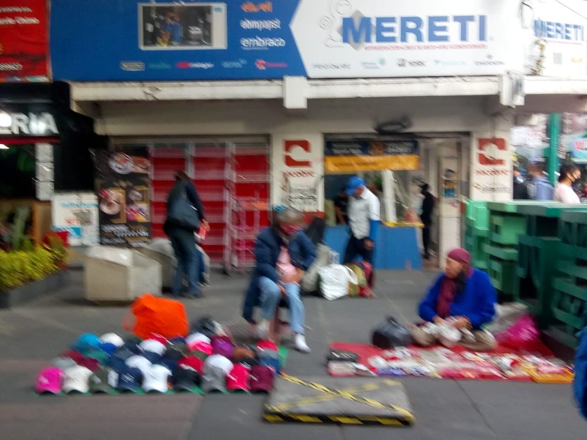 5antaMerlina's tweet photo. @hecid @Pipsita @ErendiraSaldiv2 @nenulo @Claudiashein @OHarfuch @SSC_CDMX @SuarezdelReal1 @BsAsDres @locatel_mx @SeGobCDMX @Finanzas_CDMX @RaflesGarcia @myrnadoris @fmonterrosa @LaRomaDF @PaolAcesa @karlaiberia @laucasillas @LaColoniaJuarez @RescatandoRoma @elsantobalas @shelmanz @i_alaniis @DDMexico @CapitalMX_ @barriochinocdmx locatarios molestos por conflictos con estos ambulantes. 
A negocios fuertes medidas @Claudiashein #COVID a los ambulantes toda la libertad. 
Desde artículo 123, Dolores hasta Independencia. 
@DuniaLudlow @OHarfuch @arturomedinap @HLGatell  @CANACOMexico https://t.co/DlGD2rm09s