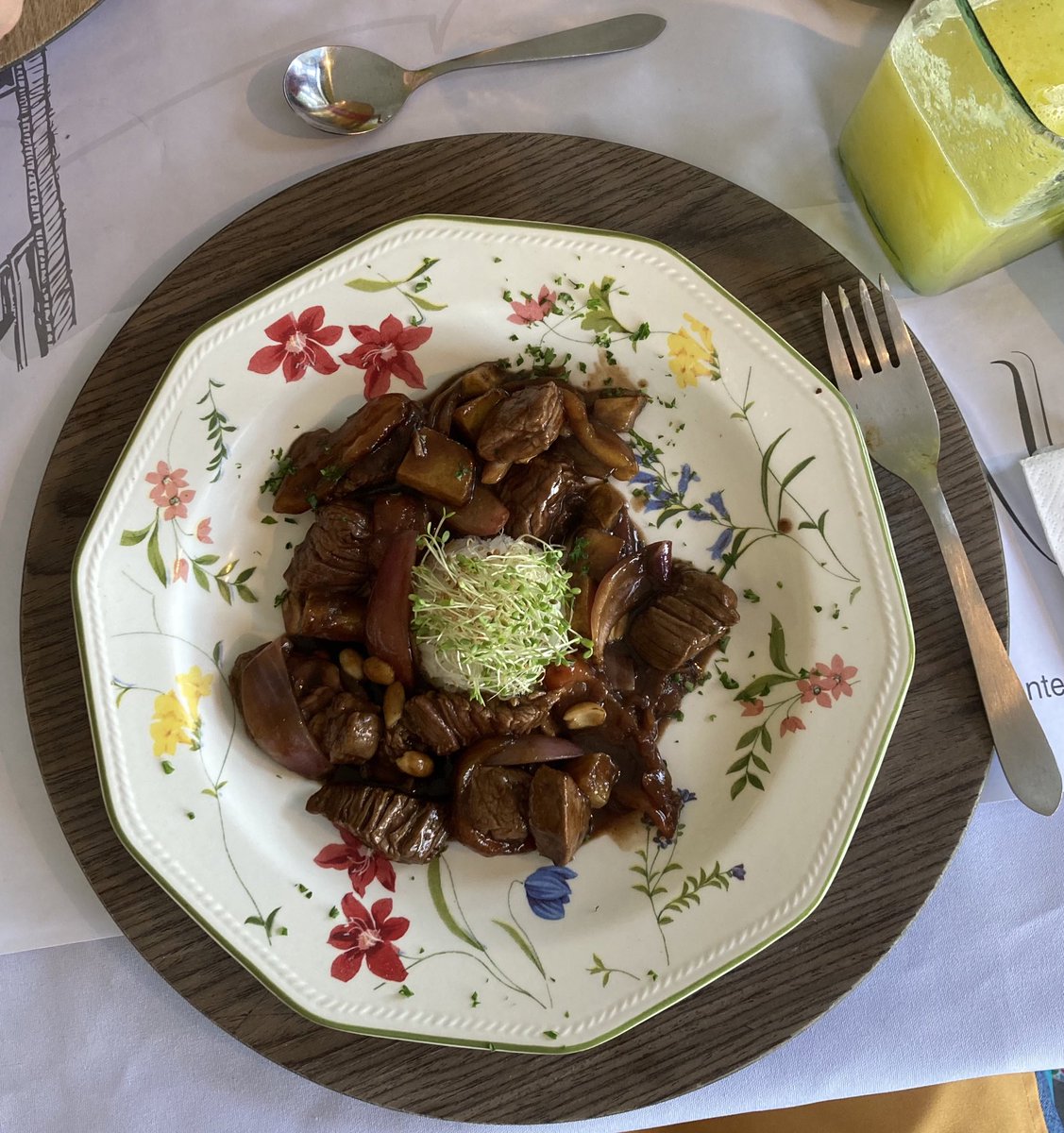CariLeguizamon's tweet photo. @JuanitaTrujillo En vajillas bonitas, los detalles hacen la diferencia. 
Lomo saltado en La Nube Restaurante en Nemocón hoy. https://t.co/9emdqxqfIv