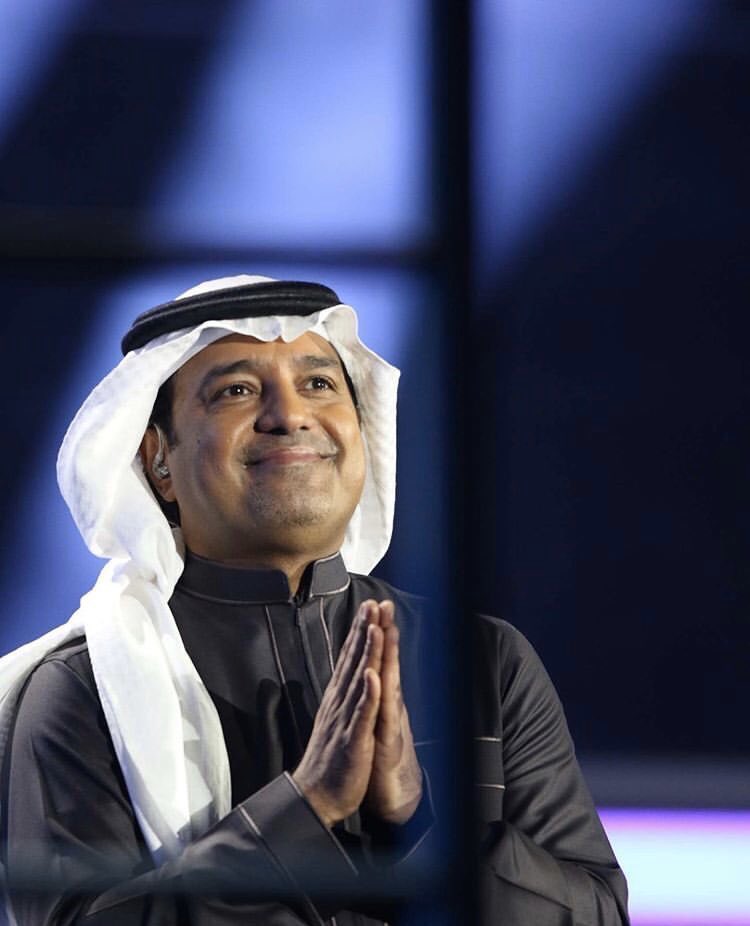 يقول راشد الماجد: مكانك اللي في قلبي محد يطوله خذها على قلبي وعد أني أحبك للأبد💙.