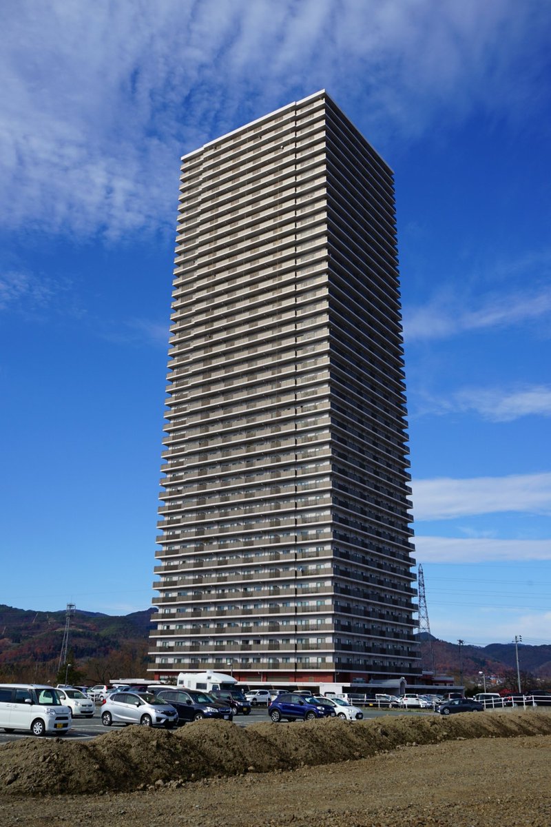 ぬま群馬 これ 合成写真みたいに見えるくらい不自然だけど実在する景色 山形新幹線の中からも見える 田舎で41階建ての タワマン暮らし あまり売れなくて大幅値引きしたりしてたよ 駅から2 4km 徒歩30分 上山市の人口2 9万人 Twitter