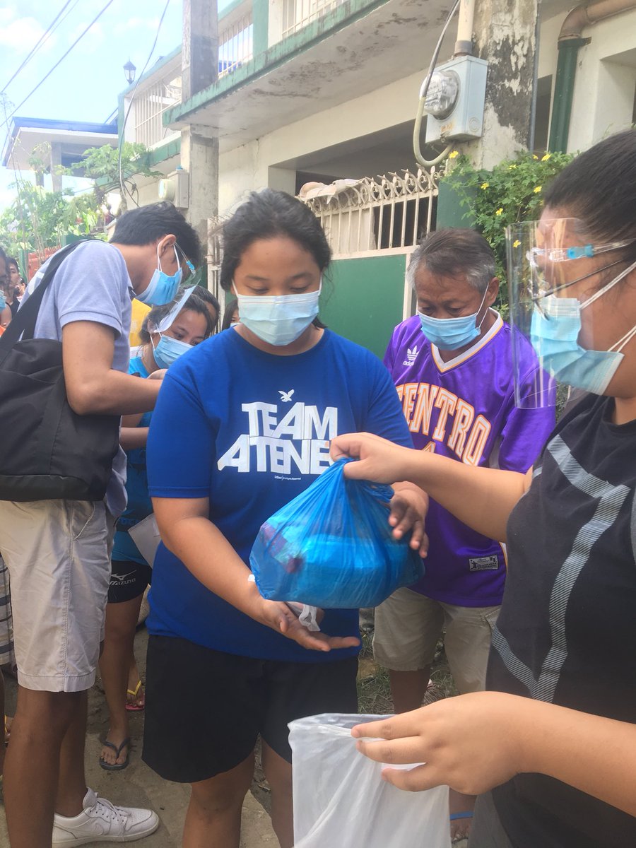 BarkaDamayan's tweet photo. NOW: We are currently distributing the relief packs to Brgy. 4 in Enrile, Cagayan

#Barkadamayan
#TulongParaItiNorte
#CagayanNeedsHelp https://t.co/xFJukLzZQe