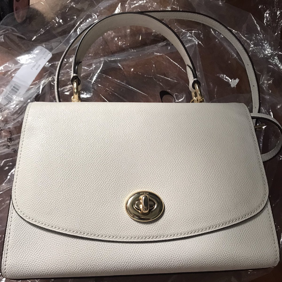 rdaneelaeka2's tweet image. ซื้อcoach tilly จากร้านนี้เลยค้าบบ คือส่งไวมากกกกแบบไม่ถึงเดือนก็ได้ของแล้ว 😂 แม่ค้าใจดี ตอบทุกคำถามเลยย ราคาดีด้วย 🥰 @brandeebkk #brandeereview