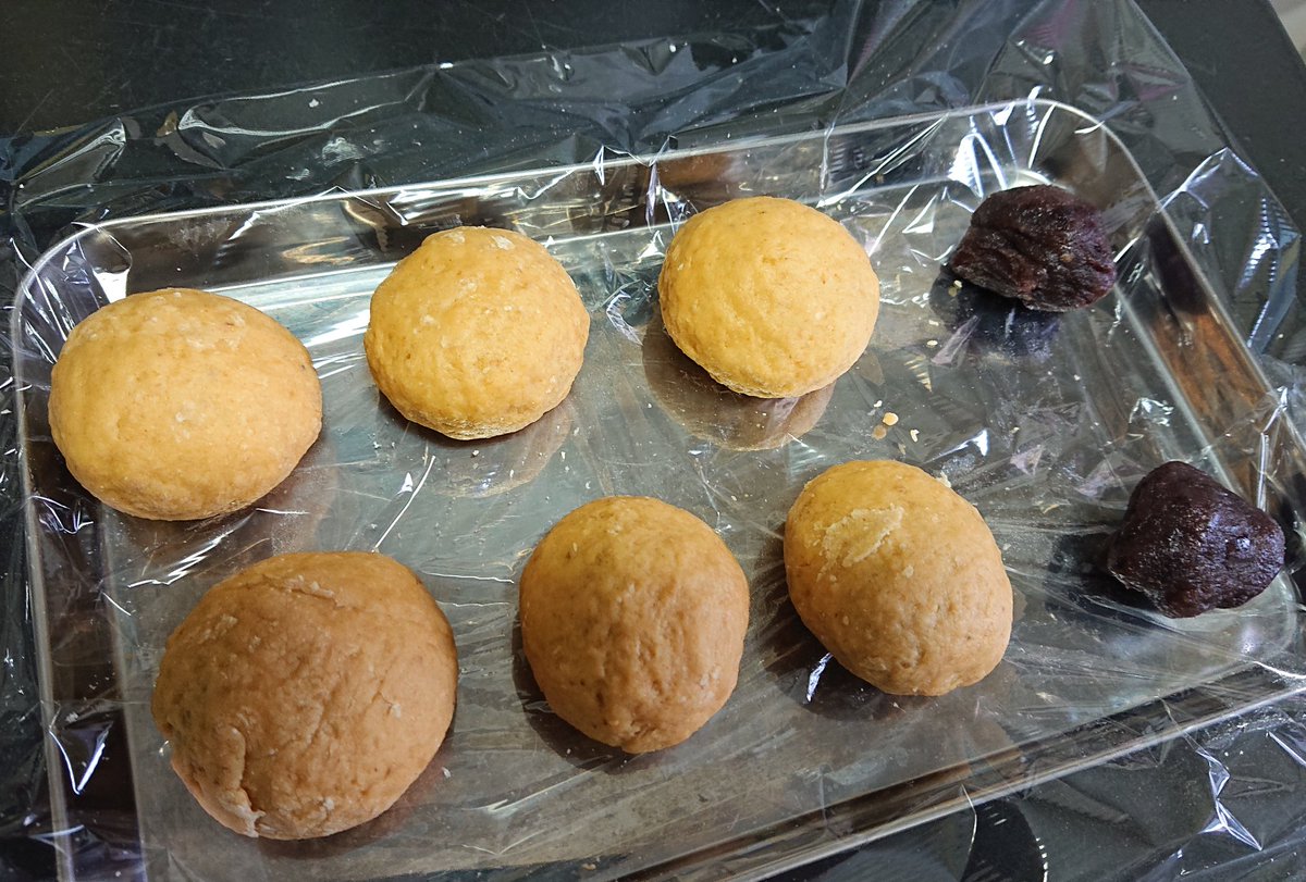 澪々 先日作ったホットケーキミックスであんぱんもどき 改良リベンジ 粉100ｇ きな粉 卵一個 水分無しで硬さ くっつき防止の小麦粉少々 丸めてあんこ包んでフライパン超弱火 薄皮なのですぐ焼ける そしてやっぱり綺麗に割れない