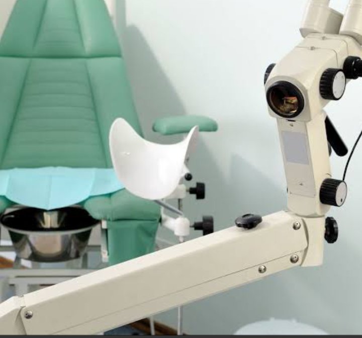 La colposcopia es un estudio realizado por un especialista donde se visualiza a gran aumento el cuello uterino y su zona de transformación, lugar donde se desarrolla el cáncer cérvico uterino. Se evalúan además fondos de saco vaginal, paredes vaginales y región vulvar.