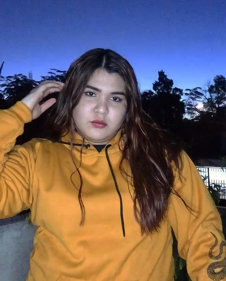 shaaniiaa23's tweet photo. Tardé mucho en tener la merch pero por fin la tengo y la amo demasiado, es una forma de tenerte cerca @mariobautista_ ♥️
 #MerchMB2020 https://t.co/Vnxg42CaXY