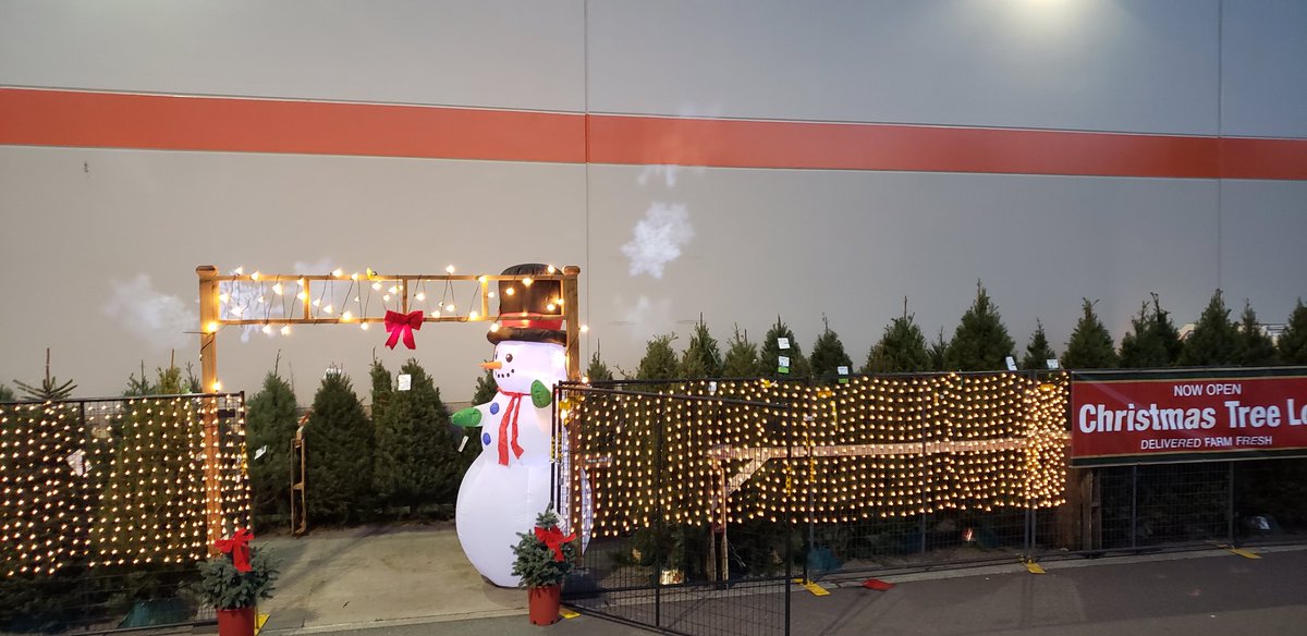 bella_smalls's tweet photo. Team Spanaway is ready to connect with our customers and spread some Christmas cheer. https://t.co/AWIqv1rHfL