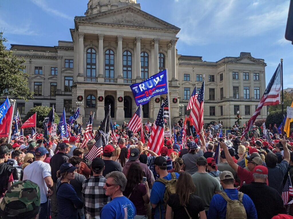 trinna85's tweet photo. @LLinWood @GaRepublicans @realDonaldTrump Today thousands turned out at the capitol building and then later to @BrianKempGA mansion. https://t.co/DSBKlypppX
