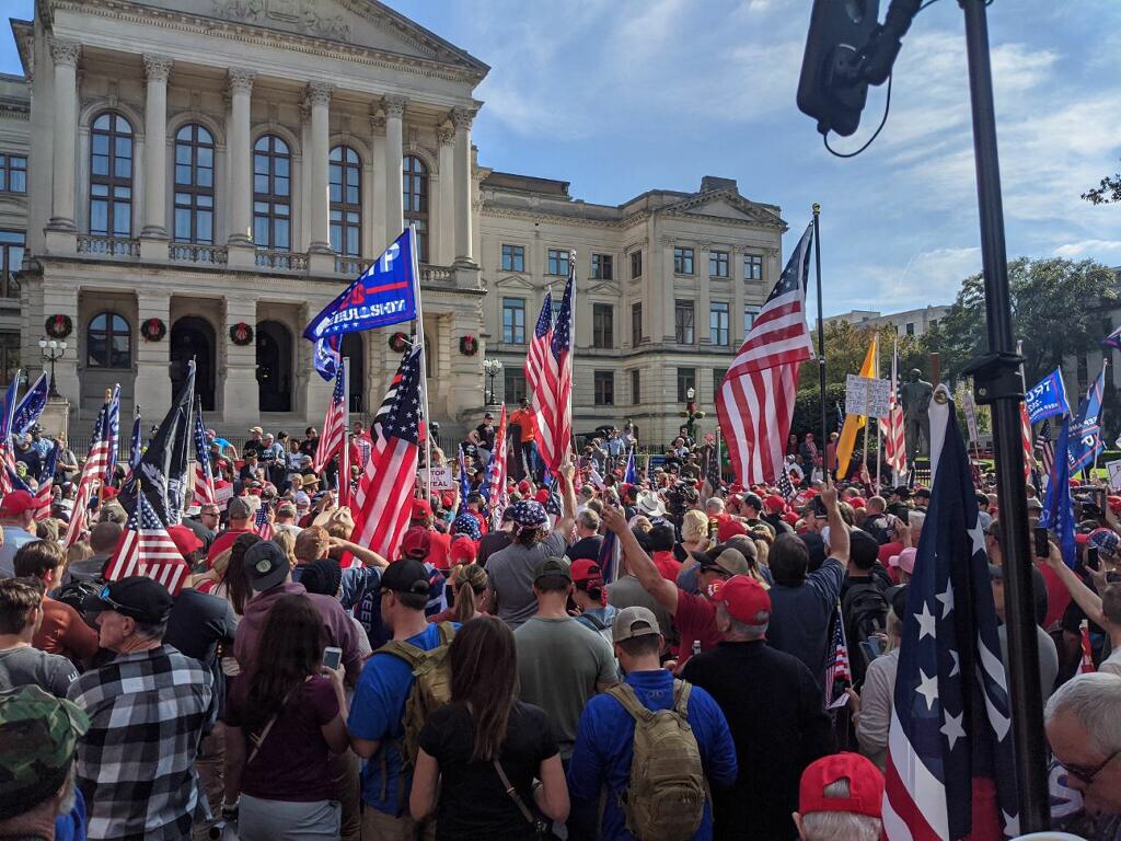 trinna85's tweet photo. @LLinWood @GaRepublicans @realDonaldTrump Today thousands turned out at the capitol building and then later to @BrianKempGA mansion. https://t.co/DSBKlypppX