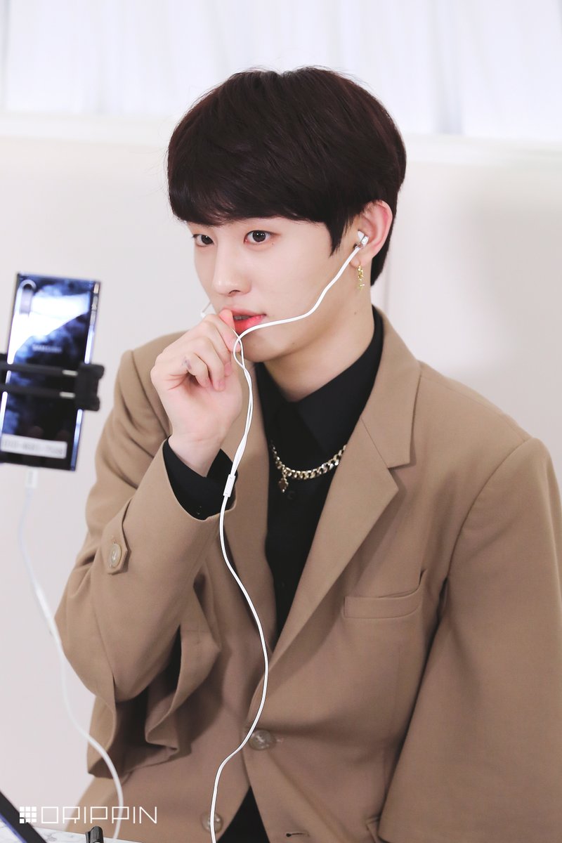 DRIPPIN's tweet photo. [📸] 201121 Video Call Event Behind

◾#이협

#DRIPPIN #드리핀
#Boyager #Nostalgia https://t.co/oKkoE8Hpwk