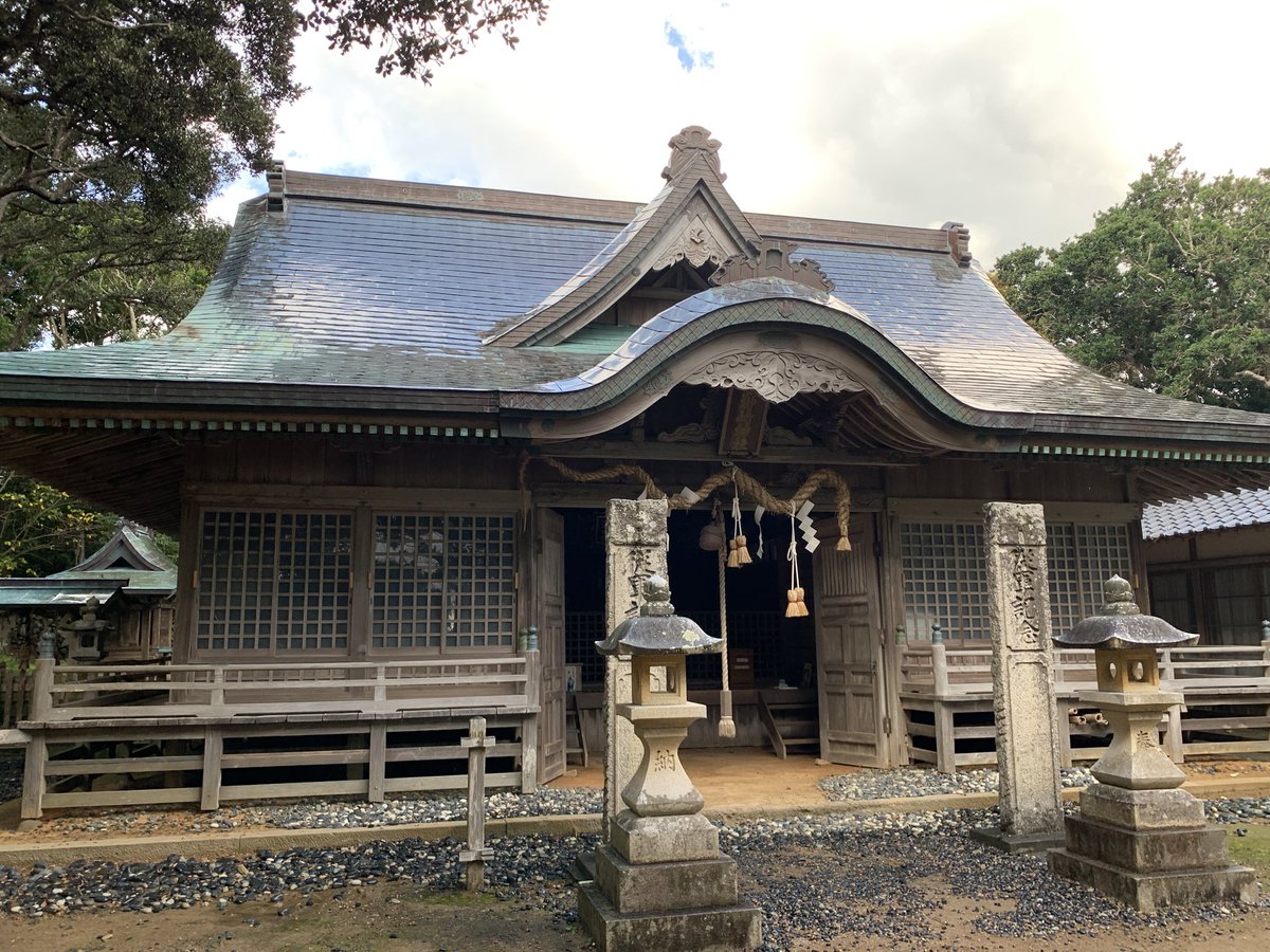 Ry 駅メモ 潮御崎神社 石垣や土塁に囲まれた要塞のようになっているのはなぜだろう