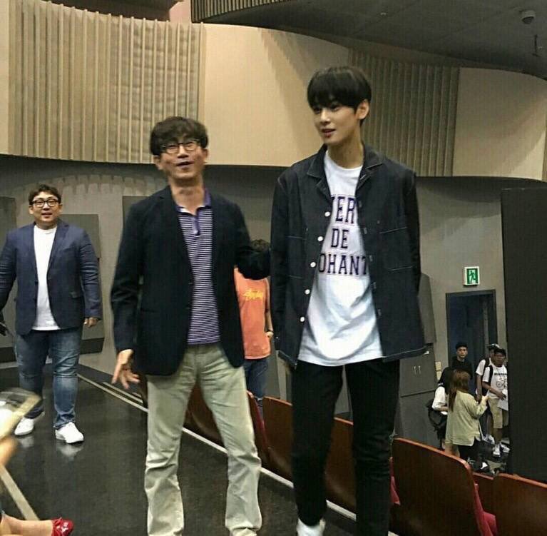 우리 오빠 길어서 숙여주는 것 봐 ㅠㅠ
