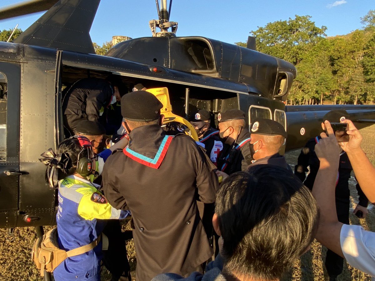 army_greenbrain's tweet image. ฮ.ทหารช่วยชีวิต ชุดปฏิบัติการบิน หน่วยเฉพาะกิจกรมทหารราบที่ 7 จัดอากาศยาน ฮ.ท.212 ร่วมกับหน่วยเฉพาะกิจกรมทหารพรานที่ 36 และทีมแพทย์ฉุกเฉิน ช่วยเหลือรับผู้ป่วยฉุกเฉิน ส่ง รพ.โรงพยาบาลมหาราชนครเชียงใหม่ อย่างรวดเร็วและปลอดภัย
#ทหาร #ทหารมีไว้ทำไม