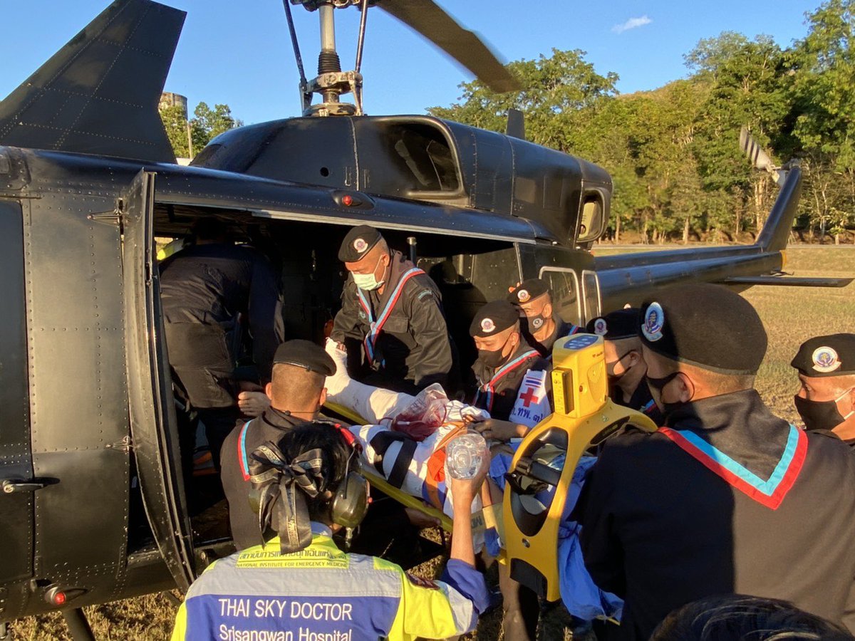 army_greenbrain's tweet image. ฮ.ทหารช่วยชีวิต ชุดปฏิบัติการบิน หน่วยเฉพาะกิจกรมทหารราบที่ 7 จัดอากาศยาน ฮ.ท.212 ร่วมกับหน่วยเฉพาะกิจกรมทหารพรานที่ 36 และทีมแพทย์ฉุกเฉิน ช่วยเหลือรับผู้ป่วยฉุกเฉิน ส่ง รพ.โรงพยาบาลมหาราชนครเชียงใหม่ อย่างรวดเร็วและปลอดภัย
#ทหาร #ทหารมีไว้ทำไม