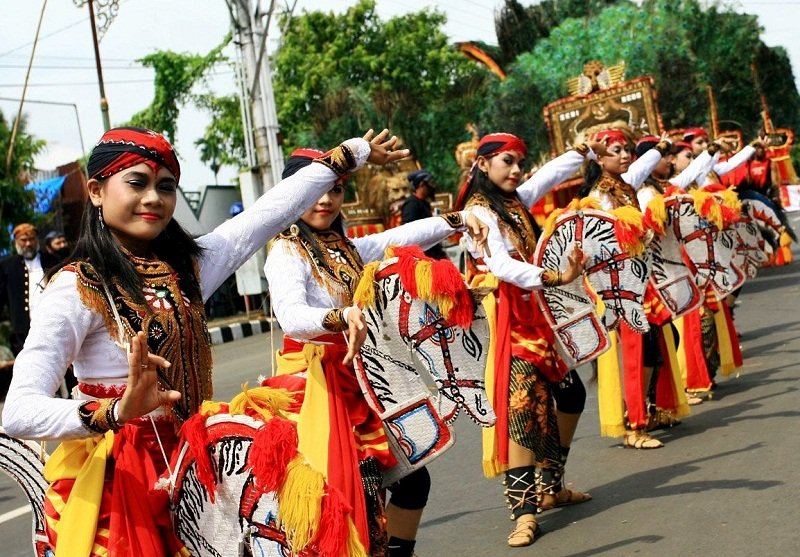 michellecp00's tweet photo. Hello again! ☺
Located in East Java, Surabaya is the second largest city in Indonesia and a major industrial center and port. There's Reog &amp; Kuda Lumping dance from Ponorogo, Remo dance from Jombang, Karapan Sapi from Madura, etc. 😍 https://t.co/p2UR85MFjV