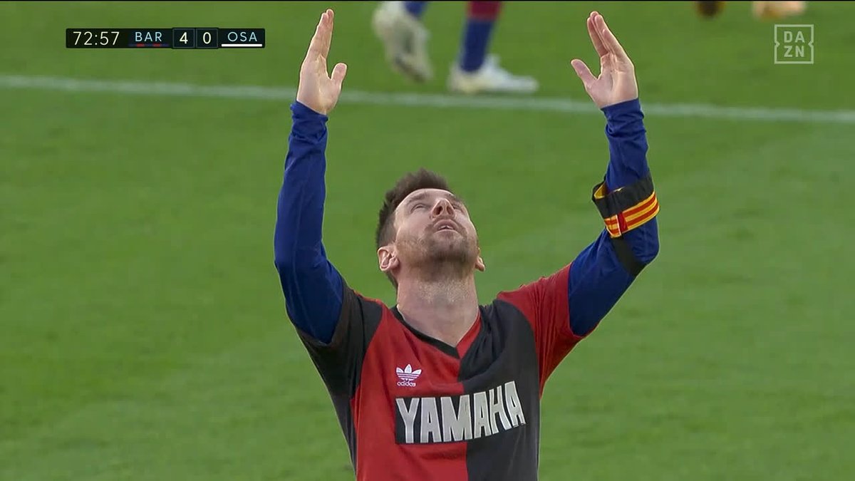 🔵🔴ユニフォームを脱ぐと…🔴⚫／ #メッシ がゴール直後、かつて自身が