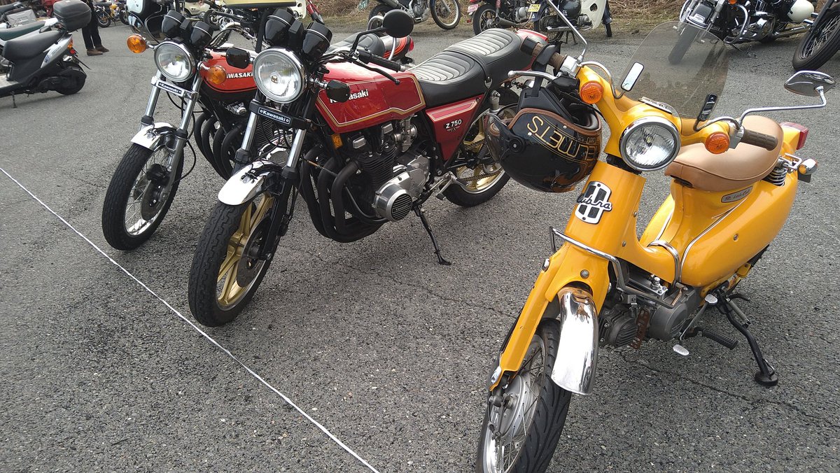赤い彗星 舞洲は物販ブースも見て楽しいんだけど駐輪場がカオスなんだよね 楽しい 最速の リトルカブラ Tzr Nsr 新旧のハンターカブ Ct110 Ct125 なにわ旧車部品交換会