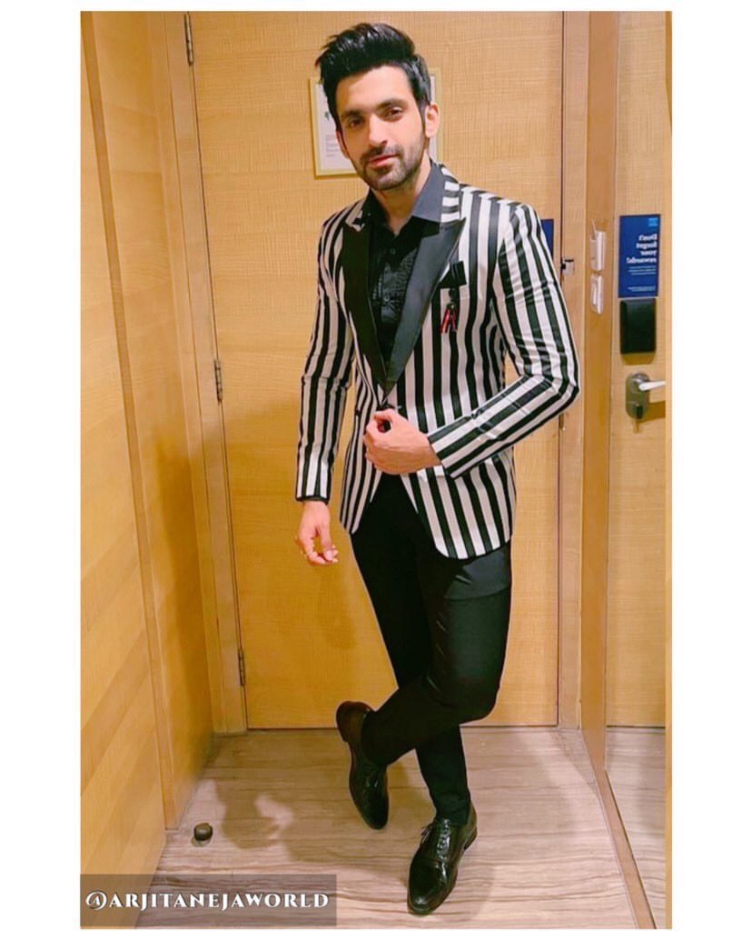 arjitanejaworld's tweet photo. 🖤✨💯🔥 Classy and well dressed AJ 🔥🔥 A true gentleman’s style .. Bae In Black 🖤💥

🔁📸 @arjitaneja 
🤵‍♂️💫
#Kaniकाdhruv
.
Thankyou for the outfit 😘 #anusoru #Nidhikurda 
#ArjitTaneja #Arjitaneja #Arjit #Actor #AJ #Stylish #MenInSuits #Tellywood #Chandigarh https://t.co/nVbFZPZLWx