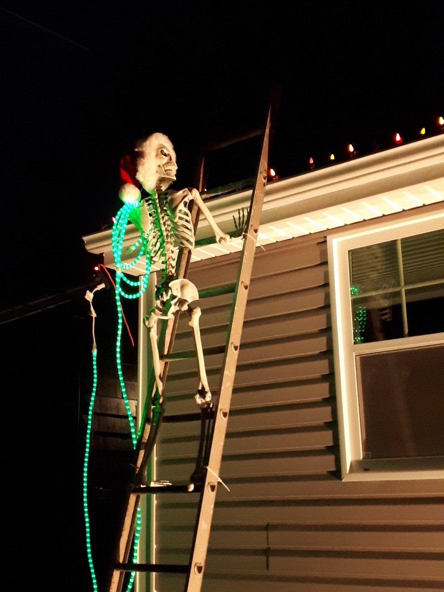 iansmith2222's tweet photo. I put our Christmas lights up! https://t.co/YbDrZIP7x4