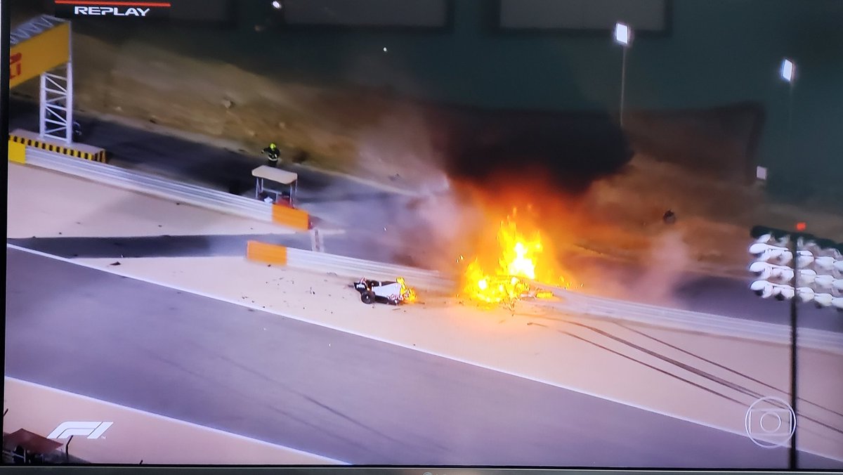 felipe_siqueira's tweet photo. Deus do céu.. que acidente foi esse na F1? Uma das coisas mais assustadoras que já vi. Parada cinematográfica 😳😳😳 Milagre o Grosjean escapar dessa. Que alívio vê-lo sendo resgatado https://t.co/srbiVvwpwD