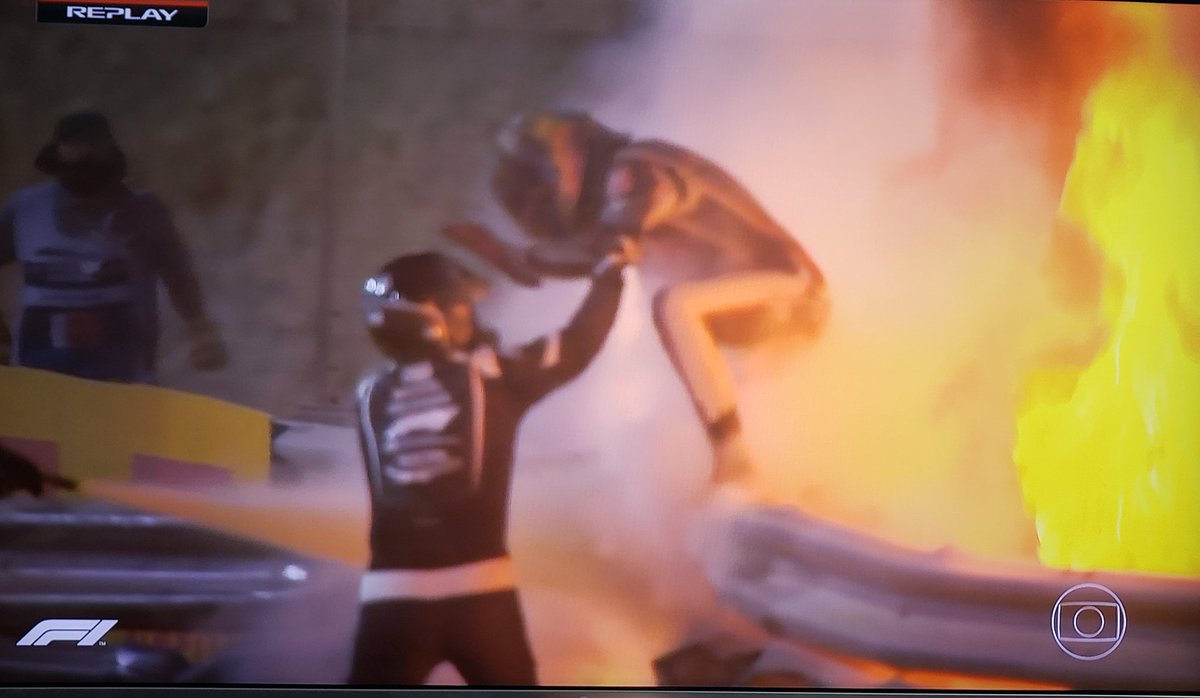 felipe_siqueira's tweet photo. Deus do céu.. que acidente foi esse na F1? Uma das coisas mais assustadoras que já vi. Parada cinematográfica 😳😳😳 Milagre o Grosjean escapar dessa. Que alívio vê-lo sendo resgatado https://t.co/srbiVvwpwD