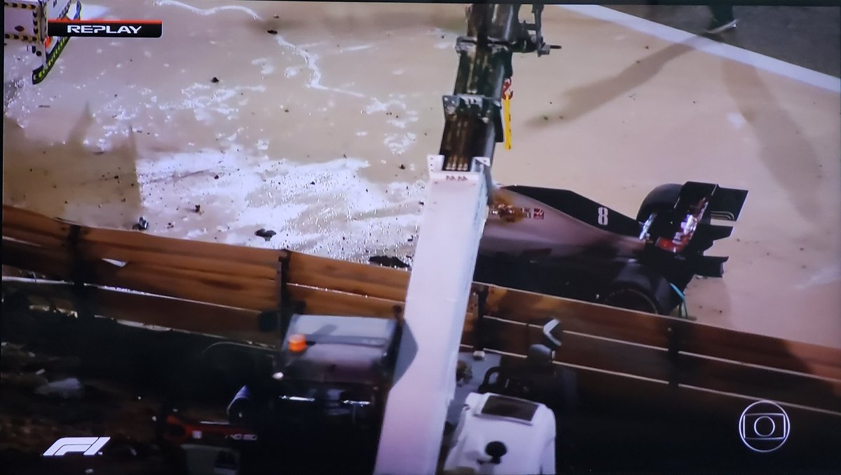 felipe_siqueira's tweet photo. Deus do céu.. que acidente foi esse na F1? Uma das coisas mais assustadoras que já vi. Parada cinematográfica 😳😳😳 Milagre o Grosjean escapar dessa. Que alívio vê-lo sendo resgatado https://t.co/srbiVvwpwD