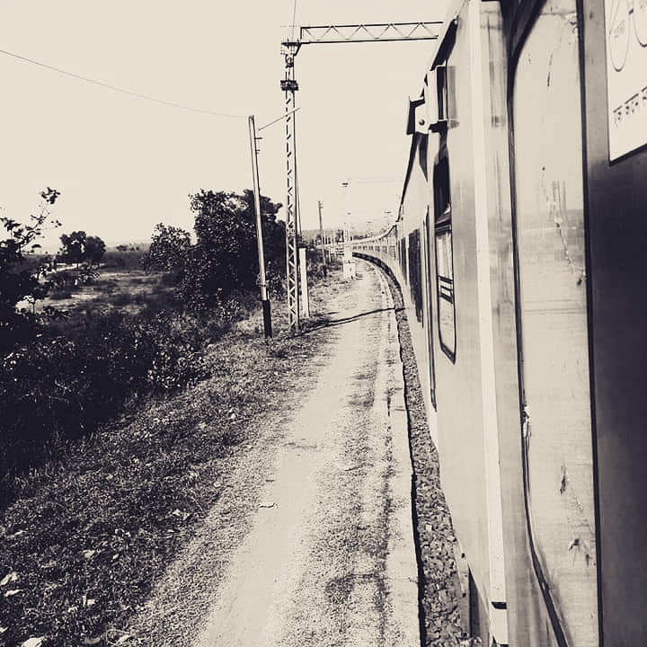 PhotoKavita's tweet photo. ◆◆●●●◆◆

सफ़र में आयेंगे मोड़ बहुत

मंज़िलों के तरफ़ बढ़ते चलो,

रवैये में लचक ज़रूरी है बहुत

तेरे मज़बूत इरादों के साथ ।।

#photokavita #photopoetry https://t.co/ECdoUaQrd5