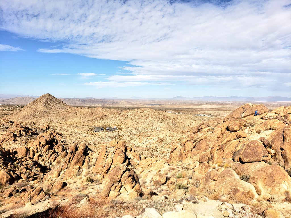 tinyocean_rving's tweet photo. Today we drove in the @JoshuaTreeNPS looking for a campground w/o success. Anyway we hiked the #FortyninePalmsOasisTrail with a family we are friends with. Pretty much a coincidence. Beautiful nature! π₯° #RVTrip11 #RVingUS https://t.co/VDAsr5q5vF
