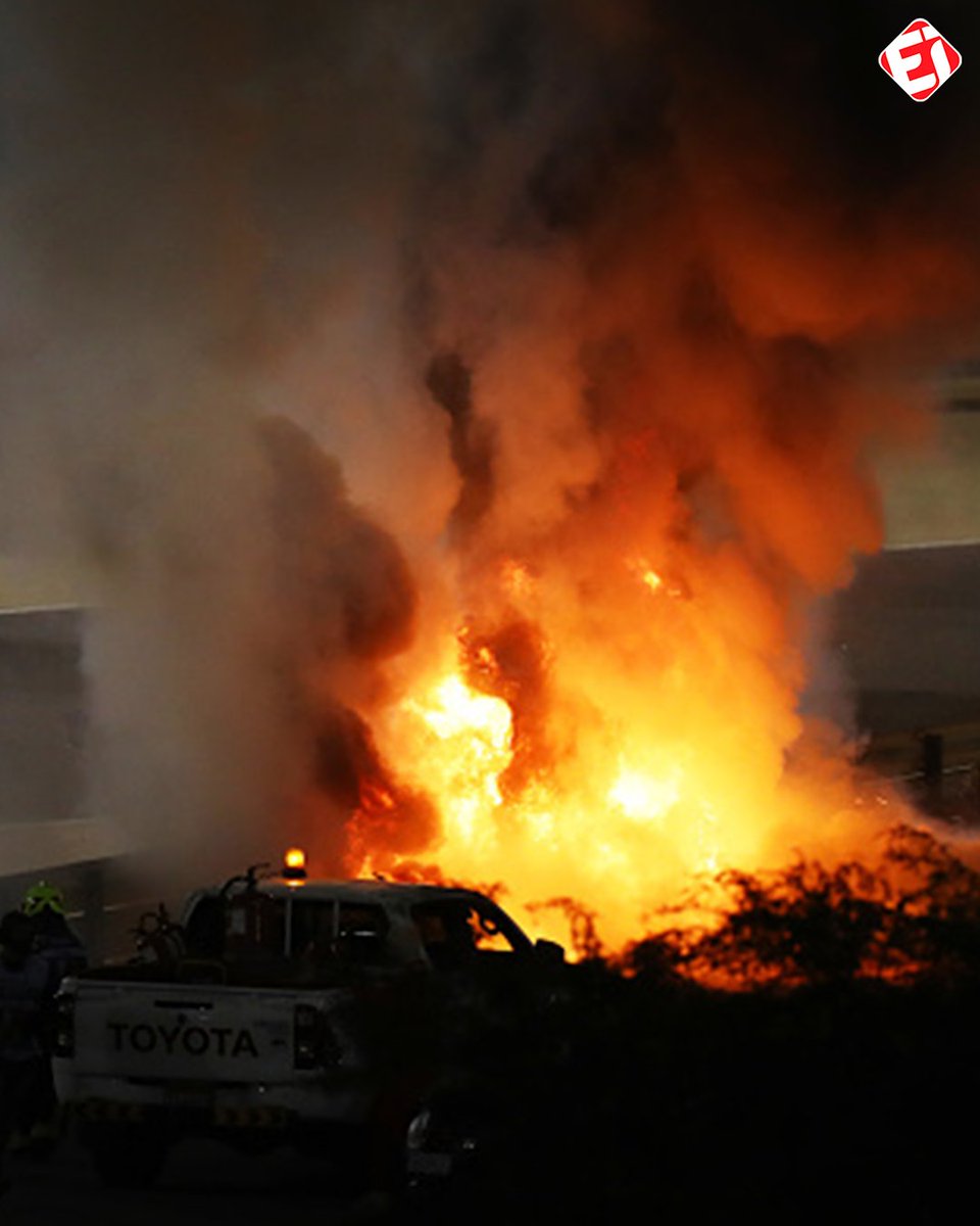 TNTSportsBR's tweet photo. IMAGENS IMPRESSIONANTES! Na Fórmula 1, Grosjean saiu da pista e seu carro explodiu quando bateu no muro. Apesar do grave acidente, Grosjean saiu com consciência do que sobrou do cockpit e foi levado ao hospital. Torcemos por sua pronta recuperação 🙏 https://t.co/RjhIKMn05S