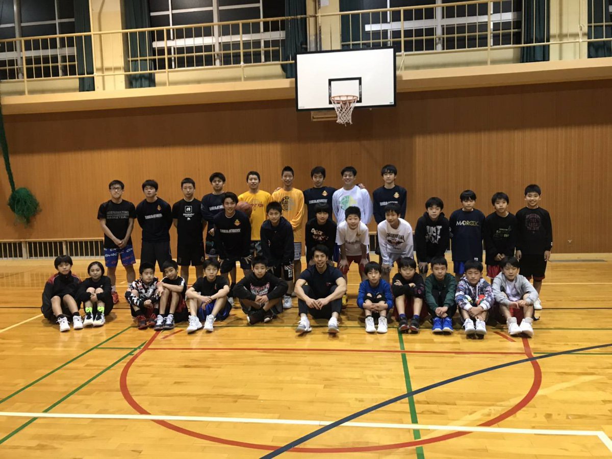 k_pjt_'s tweet photo. 東大阪のhttps://t.co/Jdikhba08Qでバスケットクリニックをさせて頂きました🏀
ドリブル技術だけでなく身体の使い方、ドライブからのパス、2on1の仕組みなど短い時間でしたが行いました⛹️‍♂️
コーチ、保護者、選手の皆さん、ありがとうございました🙇🏻‍♂️
#east.o.academy
#バスケットクリニック
#k_pjt_ https://t.co/NnEcc8KJJP
