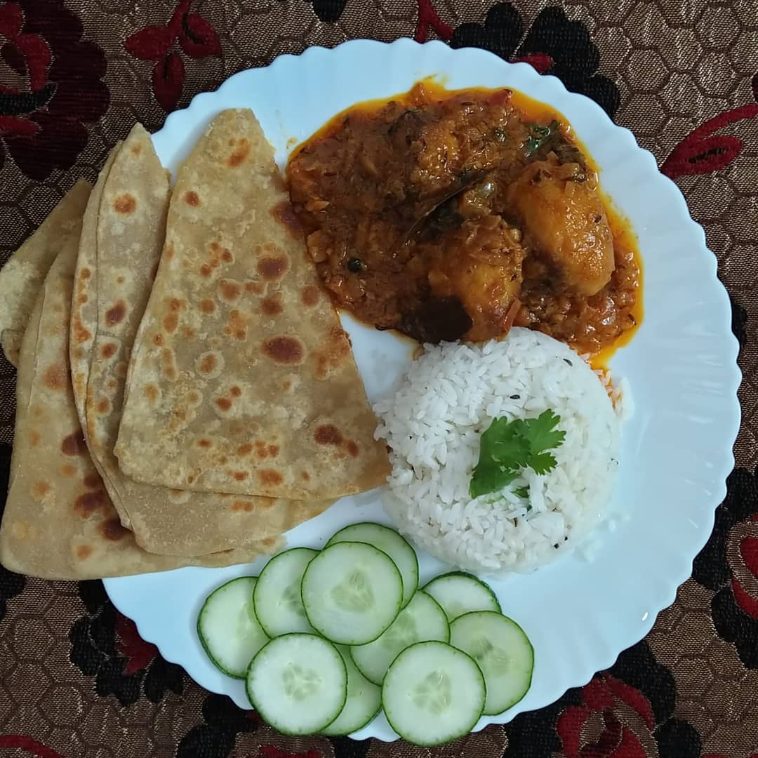 RefashionFood's tweet photo. ✨Ghar ka Khana Healthy Khana✨
In Frame Jeera Rice - Dum Aloo - Paratha - Salad
Like ❤️ and Follow 👉 @RefashionFood #foodblogger #foodie #spicyfood #foodlover #yummy #delicious #homemade #foodbloggerlife #tasty #indianfood #dinnertime #dumaloo #cooking #foodlovers #sodelhi https://t.co/2p3cIU7bzb