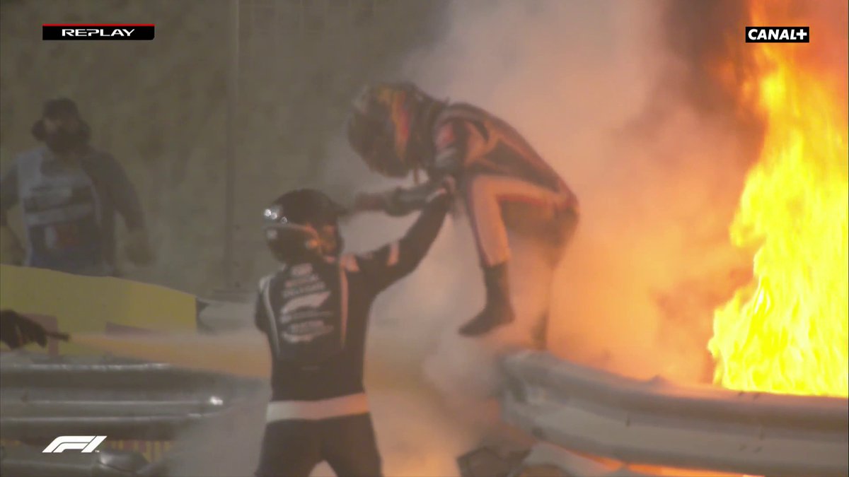 CanalplusF1's tweet photo. Grosse frayeur pour Romain Grosjean qui est miraculeusement sorti indemne de ce terrible crash 🙏 #BahrainGP https://t.co/nApS9DEpNU