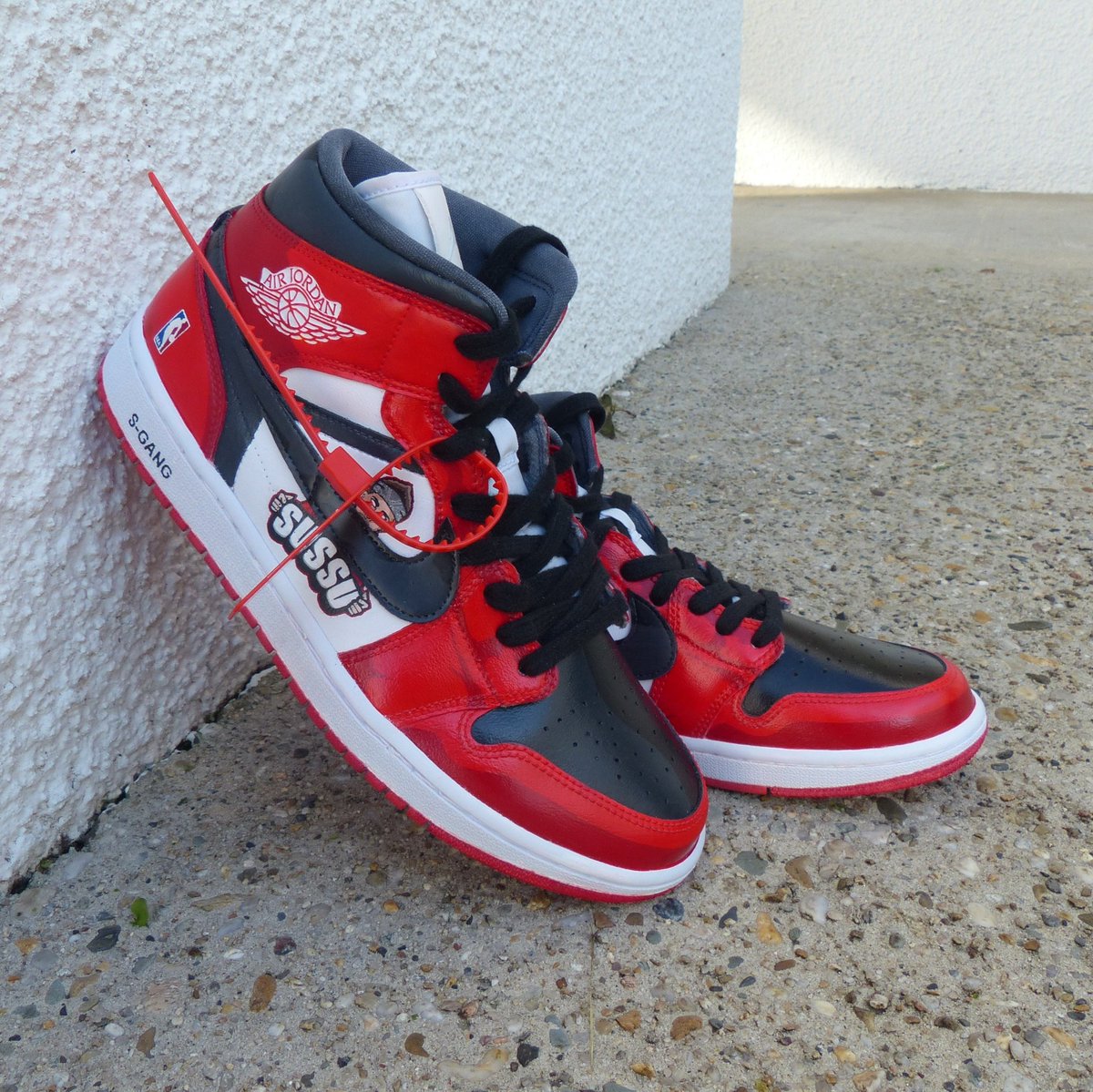 tiakooshop's tweet photo. Jordan 1 × @SussuLeVrai 

Vous l'avez sûrement déjà vu passé hier... Mais voici ma dernière création !  🤩

Je n'ai pas pu vous la teaser pendant sa création, mais ce fut un réel challenge et un réel plaisir de les faire 💪

#jordan1 #jordan1retro https://t.co/aOzkNE81PC